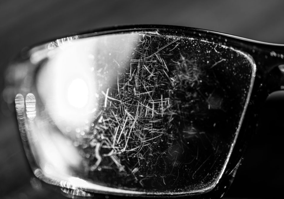 سه روش مهم برای رفع و از بین بردن خط و خش عدسی عینک